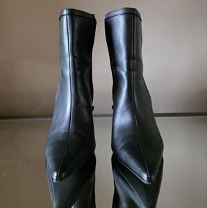 Wild Diva Black Heeled Boots Sleek Design
